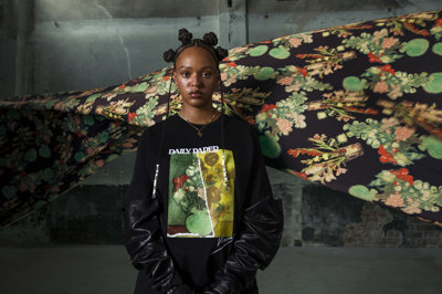 Kledingcollectie Daily Paper x Van Gogh Museum: Bodil showt het Van Jorbla t-shirt